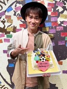 ナオト・インティライミとケーキ。(写真提供:UNIVERSAL SIGMA)