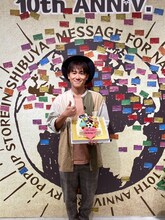 ナオト・インティライミとケーキ。（写真提供：UNIVERSAL SIGMA）