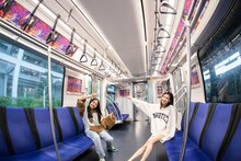 Devil ANTHEM.の広告でジャックされた新交通ゆりかもめを見学する安藤楓と竹越くるみ。