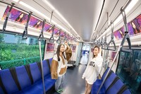 Devil ANTHEM.の広告でジャックされた新交通ゆりかもめを見学する安藤楓と竹越くるみ。