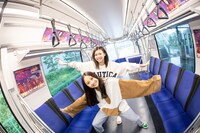 Devil ANTHEM.の広告でジャックされた新交通ゆりかもめを見学する安藤楓と竹越くるみ。