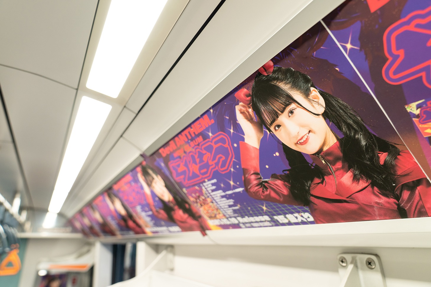 新交通ゆりかもめで展開中のDevil ANTHEM.の広告。