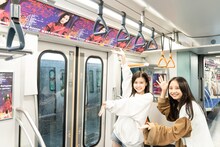 Devil ANTHEM.の広告でジャックされた新交通ゆりかもめを見学する竹越くるみと安藤楓。