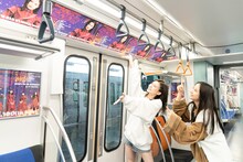 Devil ANTHEM.の広告でジャックされた新交通ゆりかもめを見学する竹越くるみと安藤楓。