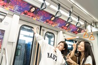 Devil ANTHEM.の広告でジャックされた新交通ゆりかもめを見学する竹越くるみと安藤楓。