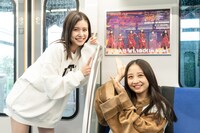 Devil ANTHEM.の広告でジャックされた新交通ゆりかもめを見学する竹越くるみと安藤楓。