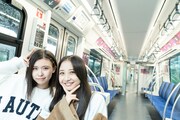 Devil ANTHEM.の広告でジャックされた新交通ゆりかもめを見学する竹越くるみと安藤楓。