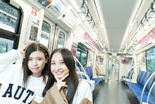 Devil ANTHEM.の広告でジャックされた新交通ゆりかもめを見学する竹越くるみと安藤楓。
