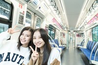 Devil ANTHEM.の広告でジャックされた新交通ゆりかもめを見学する竹越くるみと安藤楓。