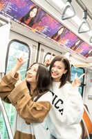 Devil ANTHEM.の広告でジャックされた新交通ゆりかもめを見学する安藤楓と竹越くるみ。