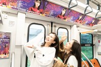 Devil ANTHEM.の広告でジャックされた新交通ゆりかもめを見学する竹越くるみと安藤楓。