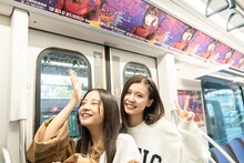 Devil ANTHEM.の広告でジャックされた新交通ゆりかもめを見学する竹越くるみと安藤楓。