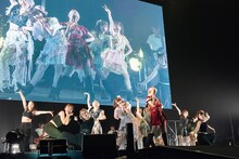 ダンサーを従えてパフォーマンスする神宿。