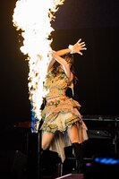 炎を前にパフォーマンスする塩見きら。