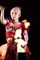 炎を前にパフォーマンスする一ノ瀬みか。