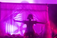 ベッドの中から登場した小山ひな。