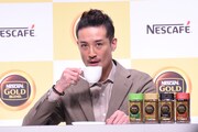 コーヒーを味わう松岡昌宏。