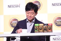 コーヒーを味わう城島茂。