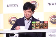 コーヒーを味わう城島茂。
