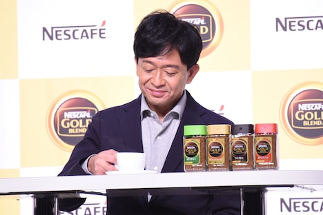 コーヒーを味わう城島茂。