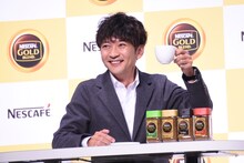 コーヒーを楽しむ国分太一。