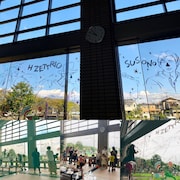 会場の地面や窓に描かれたチョークアート。(写真提供:ワールドアパート有限会社)