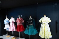 衣装が展示されたロビー。