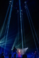 ストリングスカルテットに囲まれて歌う一ノ瀬みか。