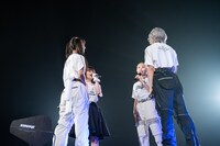 向かい合って歌う神宿オリジナルメンバーの4人。