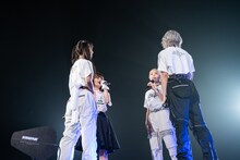 向かい合って歌う神宿オリジナルメンバーの4人。