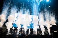 神宿のジャンプに合わせて鳴らされた派手な特効。