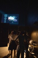 ステージ裏でエンドロールを見つめる神宿。