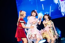 じゃれながら花道を歩く神宿。