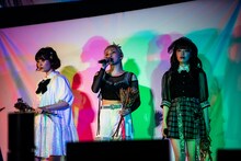 「Erasor」を歌う小山ひな、 一ノ瀬みか、塩見きら（左から）。