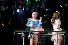 サインボールを投げる一ノ瀬みか。