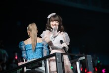 舁夫に手を振る塩見きら。