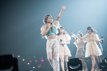 手を振りながらメインステージへと向かう神宿。