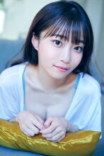 岸みゆ「ヤングガンガン」アザーカット（撮影：岡本武志）