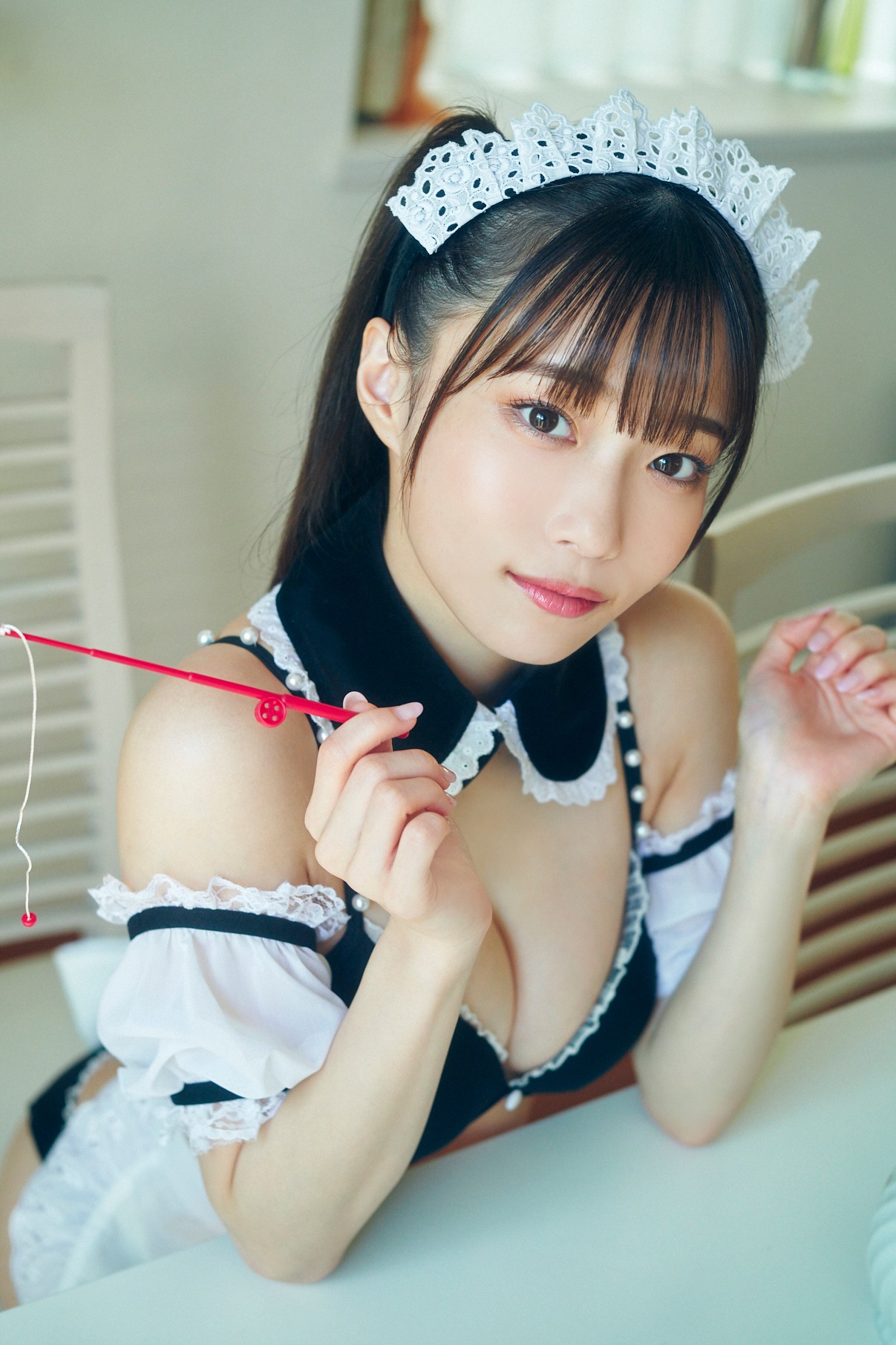 岸みゆ「ヤングガンガン」アザーカット（撮影：岡本武志）
