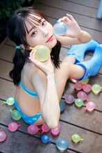 岸みゆ「ヤングガンガン」アザーカット（撮影：岡本武志）