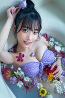 岸みゆ「ヤングガンガン」アザーカット（撮影：岡本武志）