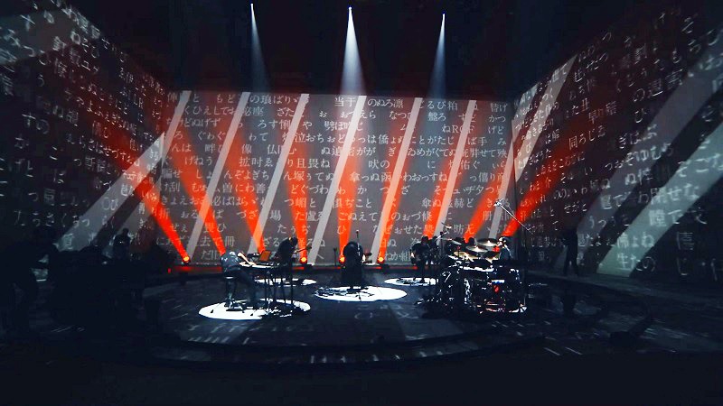 「amazarashi 10th anniversary live『APOLOGIES 雨天決行』」の様子。