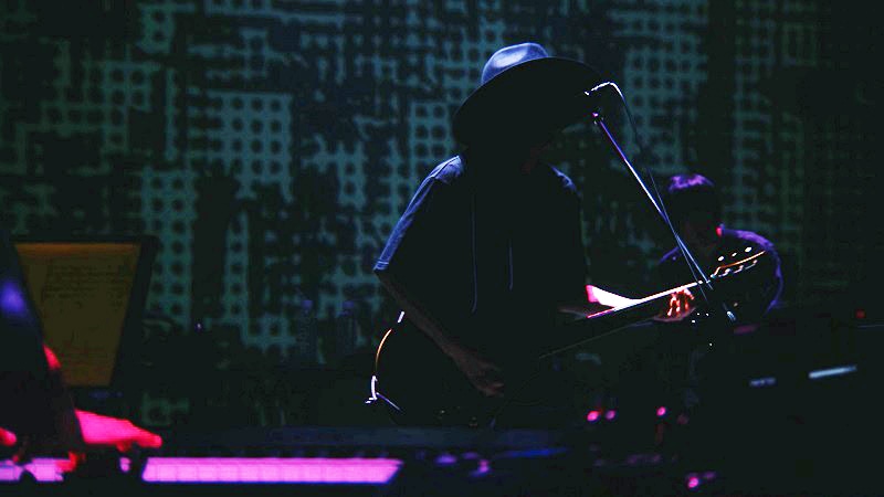 「amazarashi 10th anniversary live『APOLOGIES 雨天決行』」の様子。