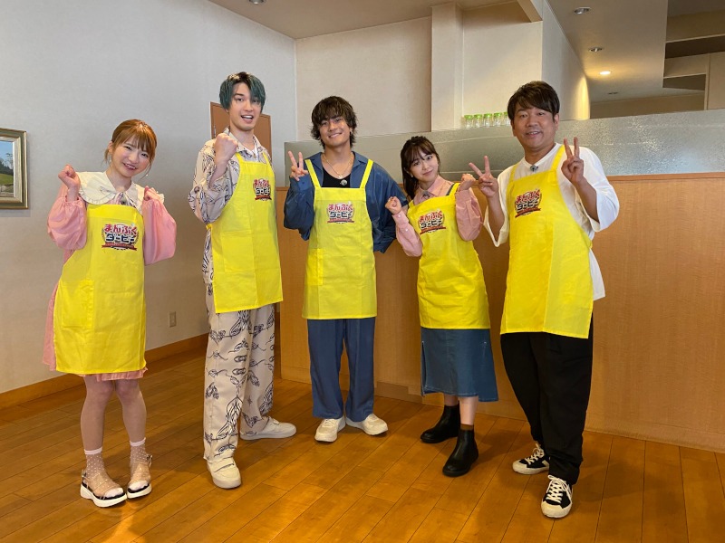 左からもえのあずき、ジェシー（SixTONES） 、森本慎太郎（SixTONES）、峯岸みなみ、藤本敏史（FUJIWARA）。(c)TBS
