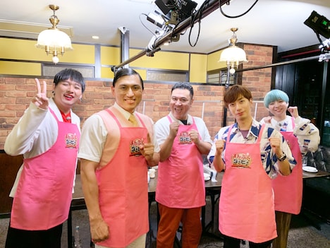 左からMr.シャチホコ、春日俊彰（オードリー）、山崎弘也（アンタッチャブル）、河合郁人（A.B.C-Z）、小野かこ。(c)TBS