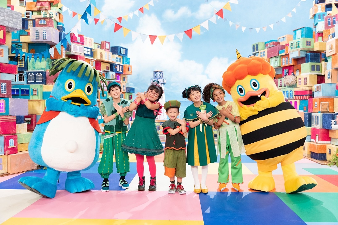 左からアオ、ミドリーズのメンバー5人、キイ。