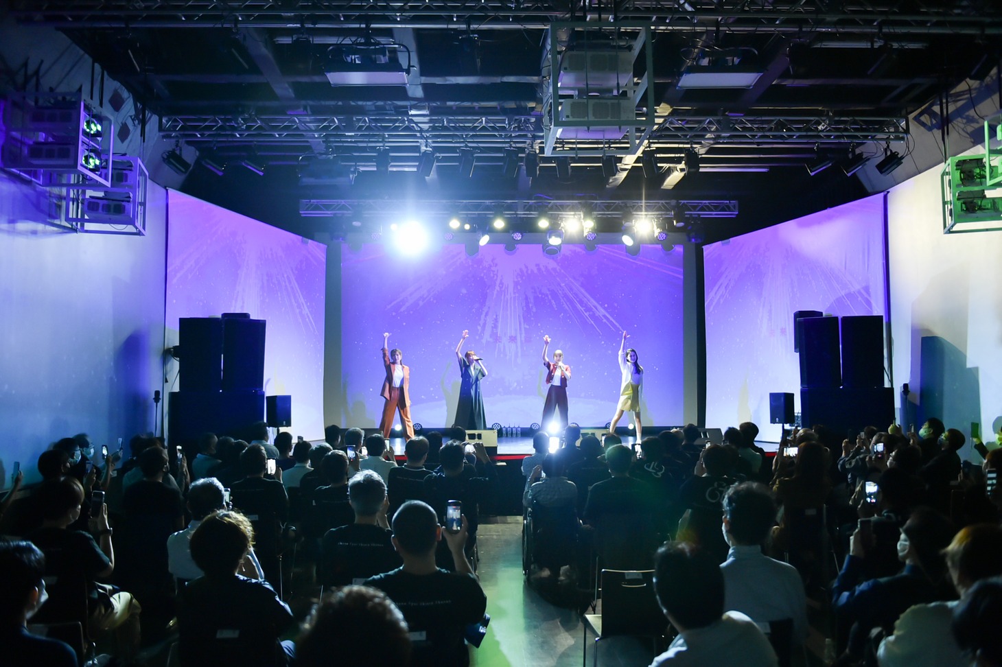 et-アンド-「Monthly LIVE 2021『RGB』」の様子。