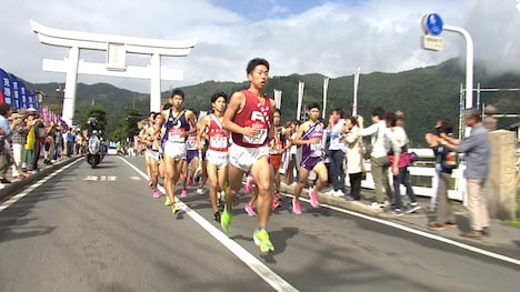 「出雲全日本大学選抜駅伝」の様子。