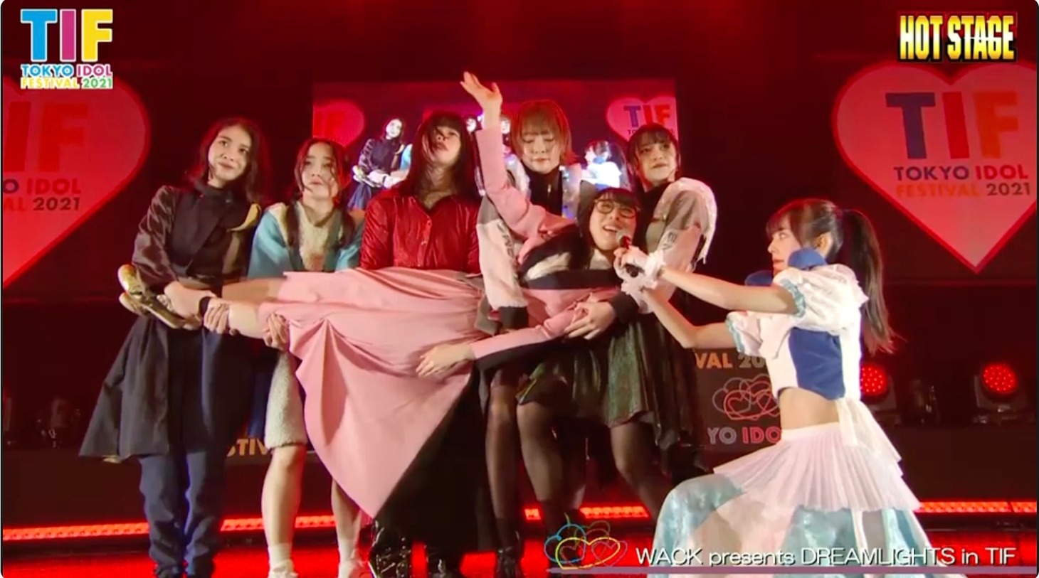 ハシヤスメ・アツコ（BiSH）「ア・ラ・モード」披露時の様子。(c)音楽ナタリー