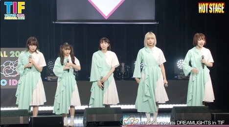 GO TO THE BEDSに加入するPARADISESメンバー。(c)音楽ナタリー